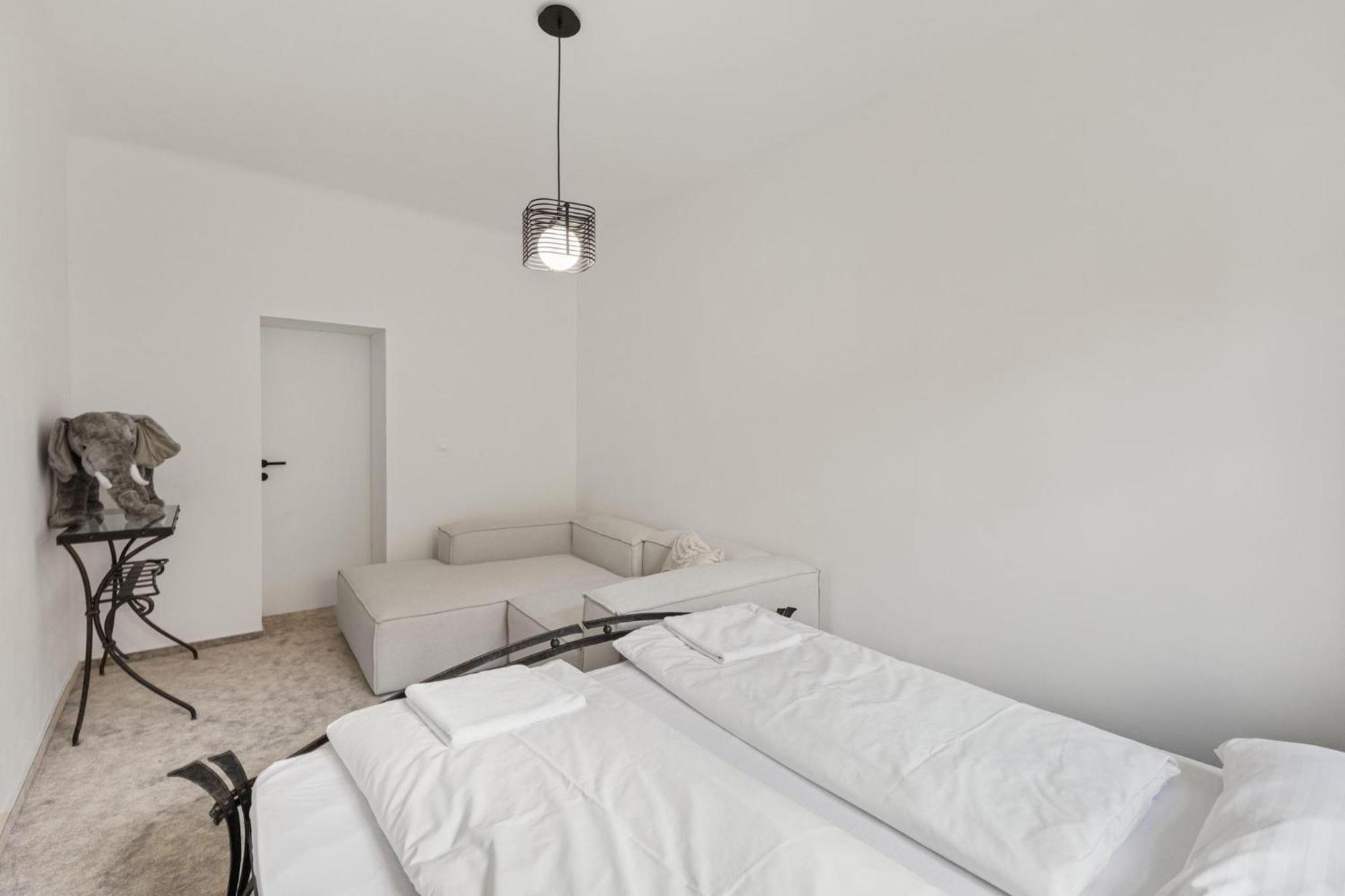 Ah Luxury Old Town Apartment บราติสลาวา ภายนอก รูปภาพ